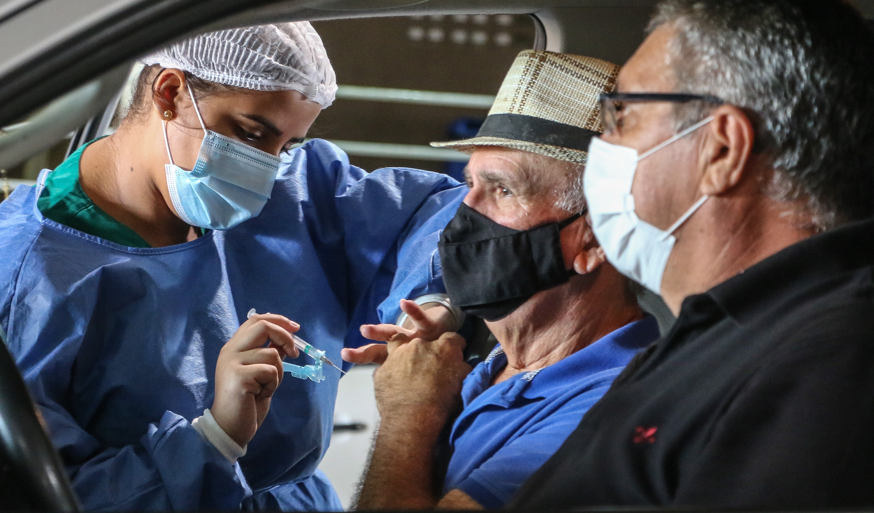 senhor sendo vacinado